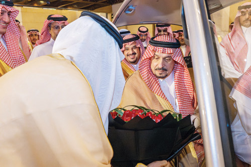 أمير منطقة الرياض يستقبل محافظ شقراء والمشاركين في مهرجان الفلفل 