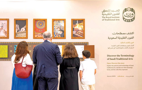 «وِرث» يعرّف وفود أسبوع الطاقة بالفنون التقليدية السعودية 