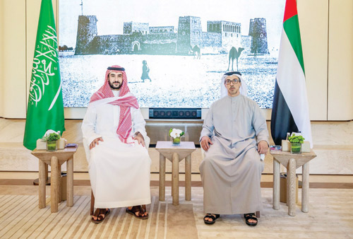 وزير الدفاع استعرض مع نائب رئيس الإمارات العلاقات الثنائية 