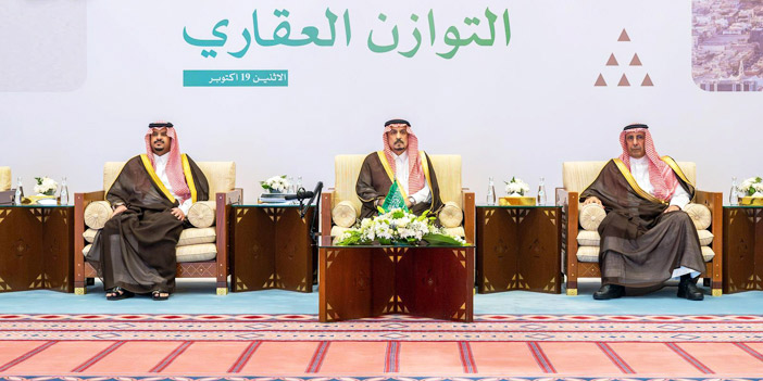 سموه خلال رعايته الحفل وتسليمه وثائق التسليم