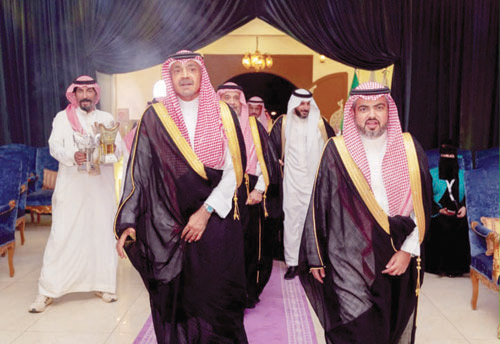  رئيس الغرف ورئيس غرفة المجمعة في طريقهما للحفل