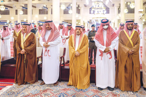 سموه خلال أداء الصلاة