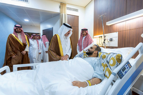 أمير المنطقة الشرقية ونائبه يزوران المصاب في العدوان الغاشم الذي استهدف مطار الملك فهد 