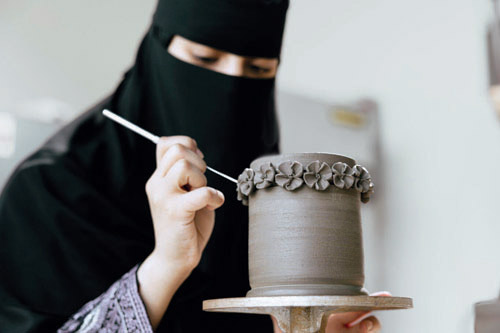  بين أناملها يتحوّل الطين من مادة خام إلى حكاية فنية