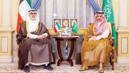 وزير الخارجية يبحث مع نظيره الكويتي جهود خفض التصعيد 