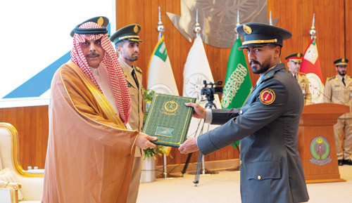 تخريج طلبة دورات تأهيل الضباط الجامعيين لأفرع القوات المسلحة 